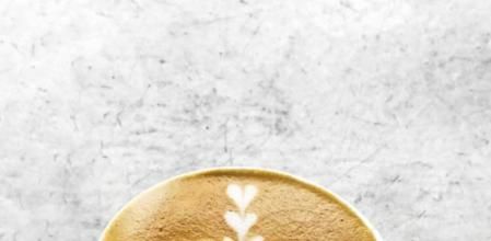 Café con leche para llevar del local Syra Coffe