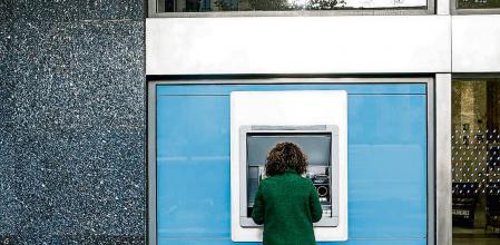 foto XAVIER CERVERA 07/11/2022 Para un reportaje que estamos preparando sobre la falta de cajeros automáticos sería posible hacer una fotografía de algún usuario, si puede ser en la que se vea una persona mayor que esté retirando dinero o consultado un cajero ya que son de las personas más afectadas.
