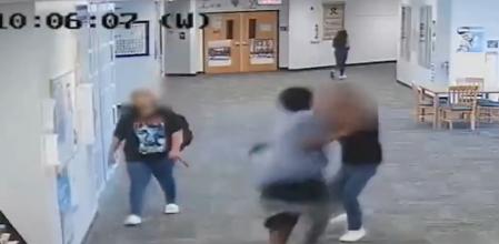 Un alumno le da una paliza a una profesora