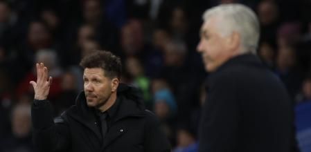 Simeone reparte instrucciones en presencia de Ancelloti, este sábado en el Bernabeu