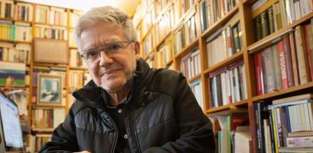 Entrevista a Màrius Serra, aran del seu nou llibre 'La dona més pintada'.