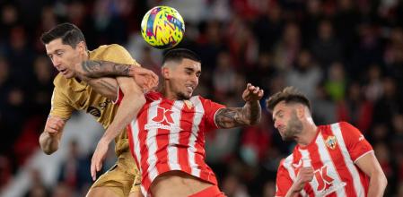 Robert Lewandowski peleando un balón con Chumi