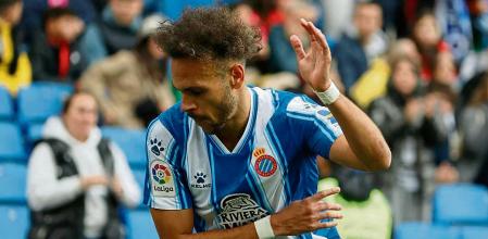 BARCELONA, 25/02/2023.- El delantero danés del Espanyol Martin Braithwaite celebra tras marcar el primer gol del partido de LaLiga contra el Mallorca que se celebra en el estadio Cornellá-El Prat, Barcelona, este sábado. EFE/ Toni Albir