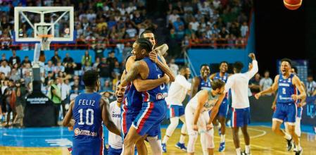 Dominican Republic's players celebrate after winning against Argentina during their FIBA Basketball World Cup 2023 Americas qualifiers match at the Islas Malvinas stadium in Mar del Plata, Buenos Aires province, on February 26, 2023. - Dominican Republic won 79-75 to qualify for the upcoming World Cup. (Photo by VICENTE ROBLES / AFP)