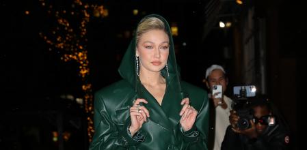 Gigi Hadid con el conjunto verde de Alexandre Vauthier