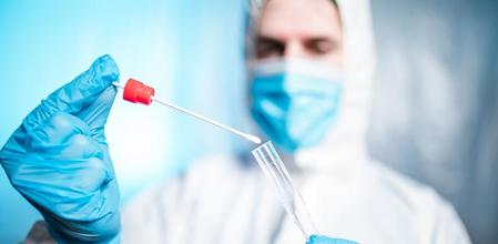 Médico haciendo una prueba de Covid