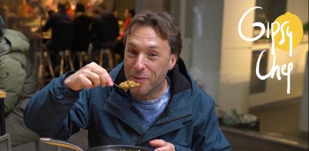 Varias comunidades están en alerta por frío y nieve a causa de la borrasca Juliette, que ya comienza a remitir. Son días, por tanto, en los que debemos pensarnos mejor el menú y preparar platos que nos ayuden a entrar en calor, como la receta que Gipsy Chef propone esta semana. Son unas alubias con huevos que tendrás listas en cinco minutos, así que el tiempo no es una excusa para no prepararlas. Y, además, están riquísimas.
Lee aquí la receta completa:
Vídeo de Gipsy Films
Síguenos en TikTok: https://www.tiktok.com/@comerlavanguardia
www.lavanguardia.com/comer
www.lavanguardia.com