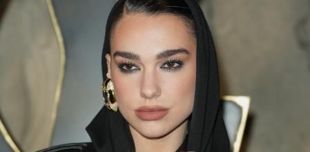 Dua Lipa  en el desfile de la colección otoño-invierno 2023/24 de Saint Laurent