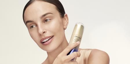modelo de shiseido luciendo una piel perfecta gracias a Vital Perfection