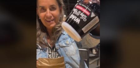 Dos españolas piden una copa de vino en Corea