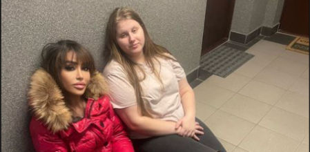 Johansson y Faustyna esperando en Polonia.