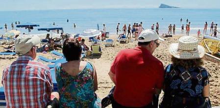 Jubilados, en la playa de Benidorm
