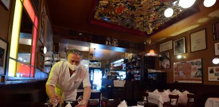 Un camarero prepara una mesa