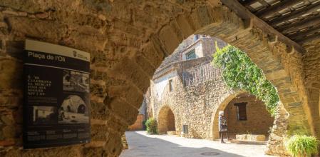 Plaça de l'Oli de Monells.
