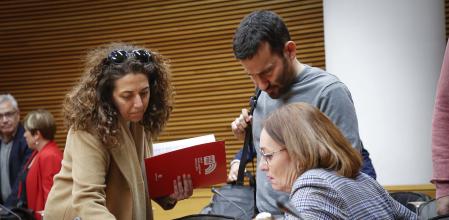 Las diputadas del PSPV Ana Besalduch y Sabina Escrig charlan con el parlamentario de Comrpomís, Vicent  Marzà.