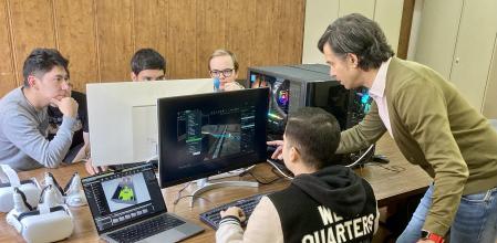 Profesores Eduardo Barra y Juan Agüí, ayudando al alumnado durante la realización de pruebas