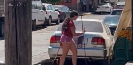 La mujer paseando con el jaguar cachorro