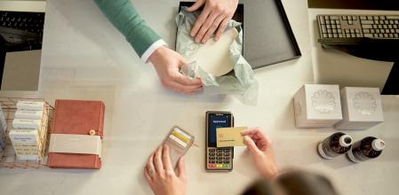 Mujer ocmprando en tienda