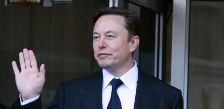 Elon Musk posa para los fotógrafos