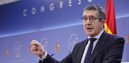 El portavoz del PSOE en el Congreso, Patxi López, da una rueda de prensa antes de la reunión de la Junta de Portavoces este martes en el Congreso de los Diputados