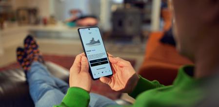 Hombre haciendo una compra online con su teléfono.