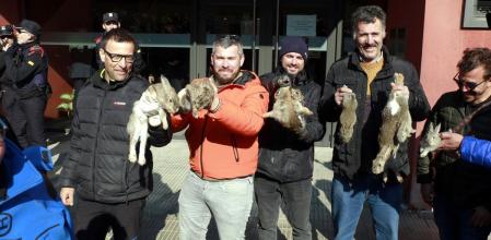 Participantes en la acción de protesta en Lleida en la que se reclamaban más acciones contra la ´presencia de conejos en zonas agrícolas   .