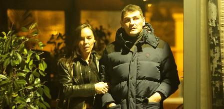 Iker Casillas con una desconocida pasando una bonita velada