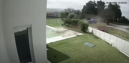 Momento en el que dos Ferrari que circulan demasiado rápido se estrellan contra el muro de una casa en Italia
