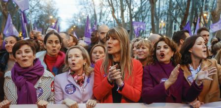 La protesta, unitaria, en Barcelona (imagen central) contrasta con la división exhibida en Madrid, donde hubo dos marchas. Las ministras del PSOE (arriba) y la de Podemos, Irene Montero, acudieron a la misma manifestación, pero con distintas pancartas