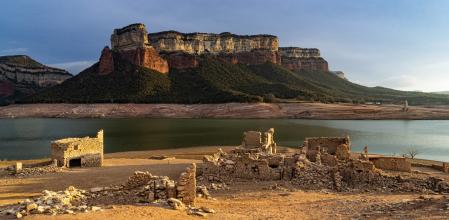 Las primeras luces del día en un casi vacío pantano de Sau.