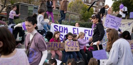 Concentración contra la violación de una niña de 11 años en Badalona