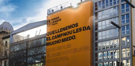 La lona desplegada por la Kings League en la Diagonal