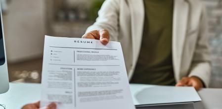 Imagen de archivo de una entrega de CV.&nbsp;