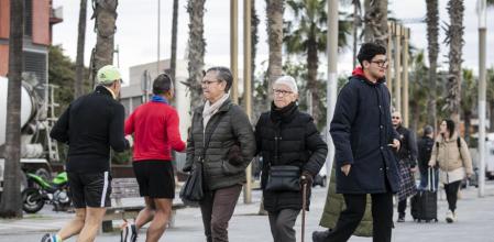 foto XAVIER CERVERA 13/01/2023 Tema apertura sociedad domingo: la edad ya no sirve para identificar la vejez. Las personas de 65, 70 0 75 años son hoy más adultas que viejas. No encajan en la etiqueta y los estereotipos de ancianos ni de tercera edad. Son hombres y mujeres que manejan las nuevas tecnologías, que visten a la moda, progresistas, trabajadores, activos en el deporte, con ganas de disfrutar de la vida, aprender, colaborar, viajar, conocer gente... Necesitaría una foto cotidiana, por la calle, de una pareja o personas de esta franja de edad que transmitan la idea del reportaje.
