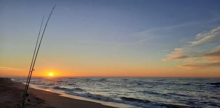 Pescando el amanecer en la playa de Gavà.