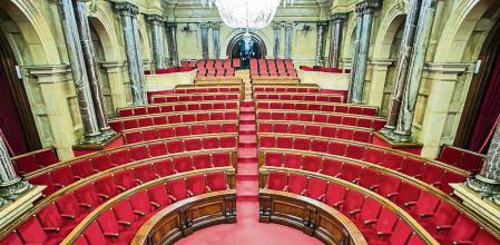 foto XAVIER CERVERA 04/03/2021 el hemisciclo del parlament de catalunya ,vacio, en un dia sin pleno pero con todas las luces abiertas, con su tipica alfombra y felpudo de los asientos rojo (des de la mesa, atril, y otro lado ,junto al 'gallinero' d espectadores) parc ciutadella ,barcelona