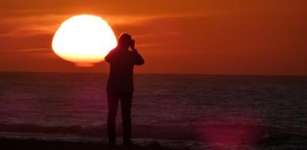 Sol deformado al amanecer visto desde la playa de Gavà.