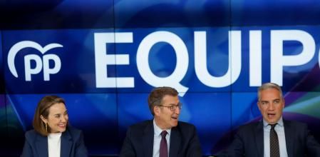 El presidente del PP, Alberto Núñez Feijóo, junto a Cuca Gamarra y Elías Bendodo, durante la reunión del comité ejecutivo