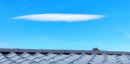 Nube ovni sobre el tejado.