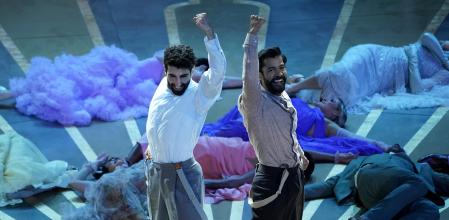 Un momento de la actuación de los cantantes que dan vida a ‘Naatu Naatu’ durante la ceremonia de entrega de los Oscars