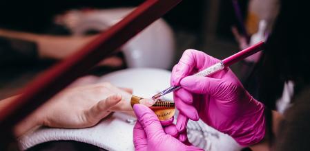 Después de llevar manicura de gel durante un tiempo, es conveniente dejarlas al natural durante 15 o 30 días.