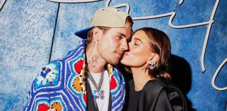 Justin Bieber, con la manta, recibe un cariñoso beso de su mujer