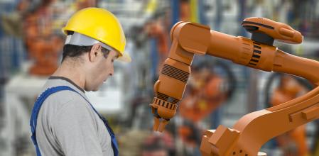 Un trabajador de una industria