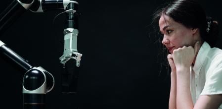 Partida de ajedrez entre una joven y un robot que funciona con IA