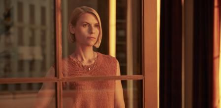 Claire Danes tiene un papel secundario pero omnipresente.