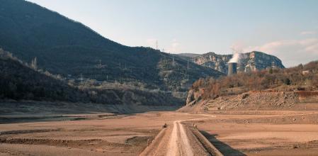 FOTO:MANÉ ESPINOSA.ESTADO ACTUAL DEL PANTANO DE LA BAELLS 2007 Las reservas de agua catalanas se desploman. El nivel de La Baells baja en picado y sólo cubre el 30% del embalse