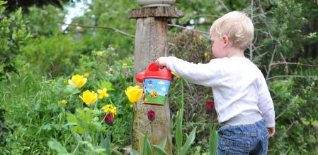 Uno de los beneficios de la jardinería en niños es el desarrollo de la motricidad.