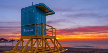 Amanecer en el nuevo puesto de socorro de la playa de Fuengirola.