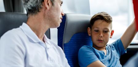 Dos pasajeros viajan en un autobús sin llevar el cinturón de seguridad 