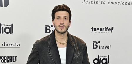 Sebastián Yatra en la alfombra roja de los Premios Dial